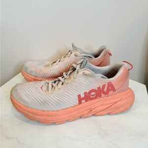🔥Hoka Women’s Running Shoes in Peach and Cream Size 7🔥